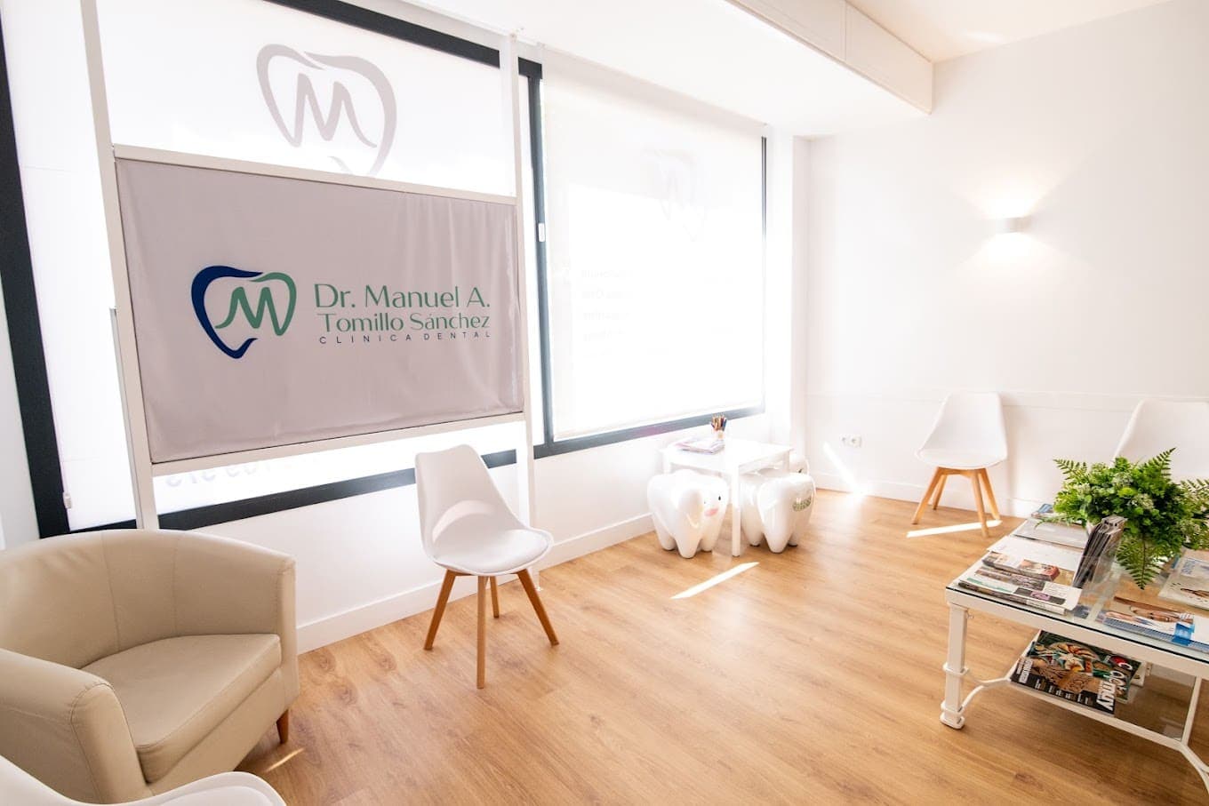 Clinica Dental Dr. Manuel Tomillo logo
