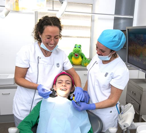 Clinica Dental DENTARO logo