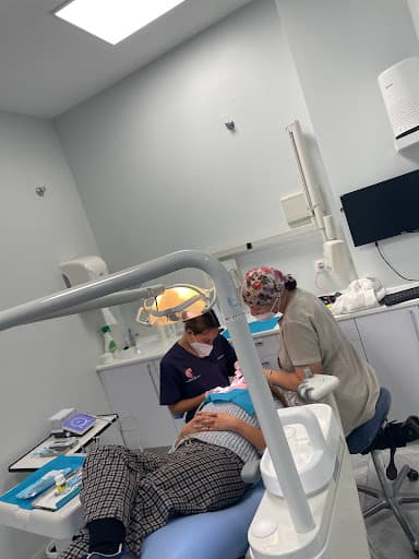 Clinica Dental OMID logo